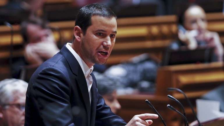 "A única boa notícia que os portugueses têm este ano, o fim da CES e a devolução de 20% dos cortes na função pública, foram uma obrigação imposta ao Governo", afirmou João Galamba
