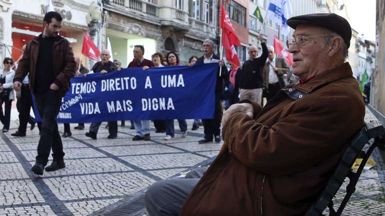 O Complemento Solidário para Idosos é um apoio em dinheiro pago mensalmente a pessoas com mais de 66 anos, com baixos recursos financeiros