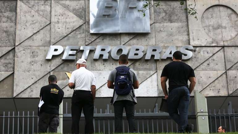 Contratos inflacionados e pagamentos de luvas a funcionários investigados na operação Lava-Jato