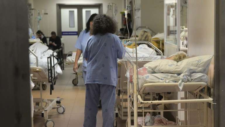 Serviços de urgência de alguns hospitais registaram tempos de espera acima das 20 horas nos últimos dias de 2014 e primeiros de 2015