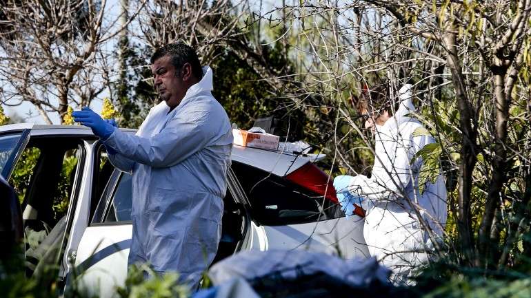 Perícias no quintal do casal britânico
