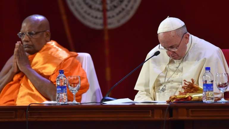 O Papa e o monge budista Ittapane Dhammalankara, no Sri Lanka
