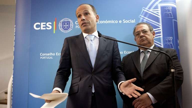 Pedro Mota Soares anunciou estar em causa a medida Vida Ativa, de formação em contexto de local de trabalho