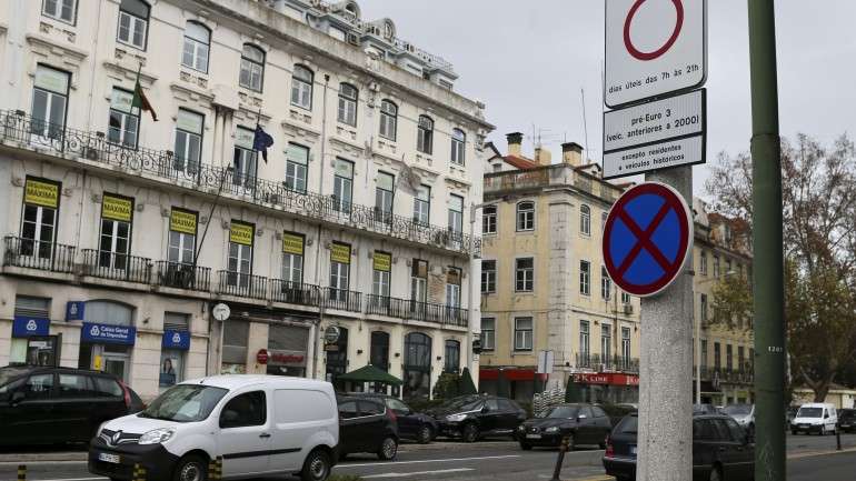 Carros antigos impedidos de circular no centro lisboeta