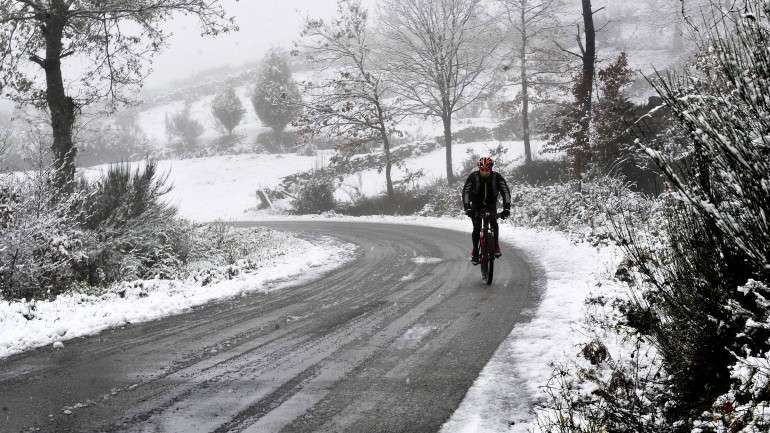 Prevê-se a continuação da queda de neve acima dos 800 metros para as regiões do norte e centro de Portugal