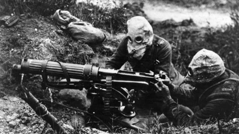 Militares britânicos com máscaras anti-gás