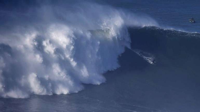 Benjamin Sanchis na Praia do Norte na Nazaré