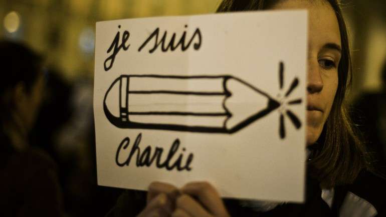 Grupo de estudantes franceses em Portugal entoou o hino de França, empunhando cartazes "Je Suis Charlie"