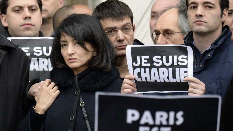A mulher de Charb, Jeannette Bougrab e Eric Portheault, diretor financeiro do Charlie Hebdo, numa vigília em Paris