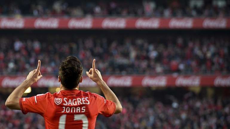 Jonas, o rato da área, fez aos 14' o 11.º golo da temporada. Foi o terceiro encontro seguido do brasileiro a marcar golos