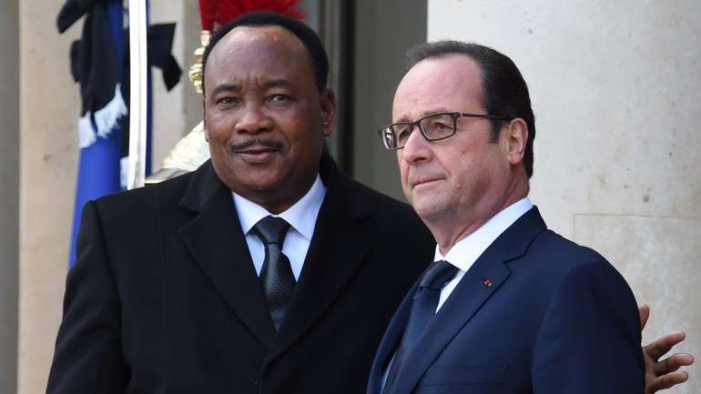 O presidente do Níger com François Holland, antes da marcha em Paris que juntou dezenas de líderes políticos e religiosos em homenagem às vítimas dos ataques terroristas