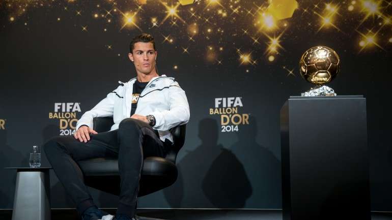 A FIFA deu a terceira Bola de Ouro a Cristiano Ronaldo. E o português quase venceu o troféu da Fallon D'Or