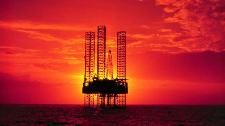 Mais produção e menos procura. Os preços do petróleo começam 2015 como terminaram 2014: em queda.