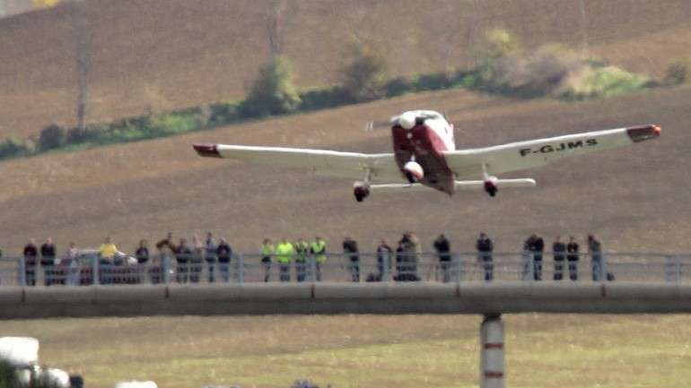 A aeronave Piper despenhou-se a cerca de 950 quilómetros de distância do local onde descolara, na Florida