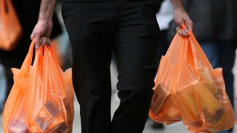 Consumidores vão ter de pagar 10 cêntimos por saco a partir de 15 de fevereiro