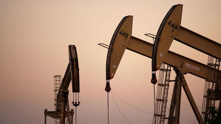 Petróleo em Londres custa metade do que há quatro meses, em dólares.