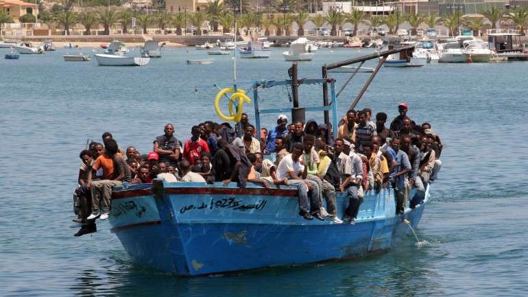 As embarcações utilizadas esta semana diferem dos pequenos barcos de condições precárias geralmente utilizados para atravessar o Mediterrâneo