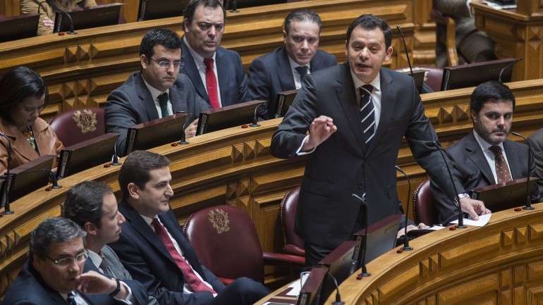 Parlamento vai debater para a semana propostas da esquerda para legalizar adoção por casais homossexuais