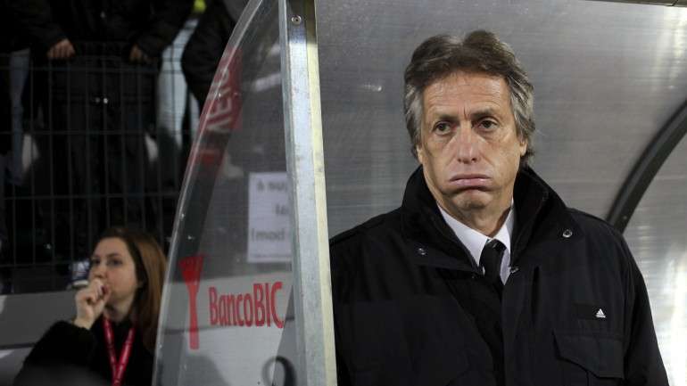 O Benfica de Jorge Jesus estava há sete jogos sem sofrer golos. Um penálti de Sérgio Oliveira, aos 90', quebrou essa série
