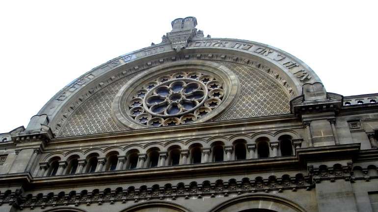 A Grande Sinagoga de Paris localiza-se na Rue de la Victoire, no Arrondissement 9 de Paris