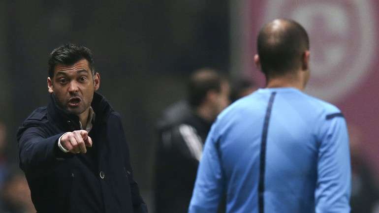 O treinador do Sporting de Braga já tinha visto um cartão vermelho na liga, quando a sua equipa defrontou o Benfica, em casa. Agora foi contra o Sporting