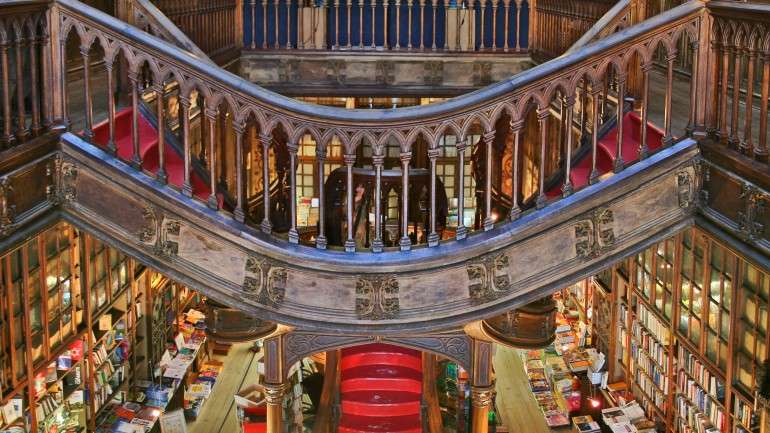 A Lello fica na Rua das Carmelitas, no Porto