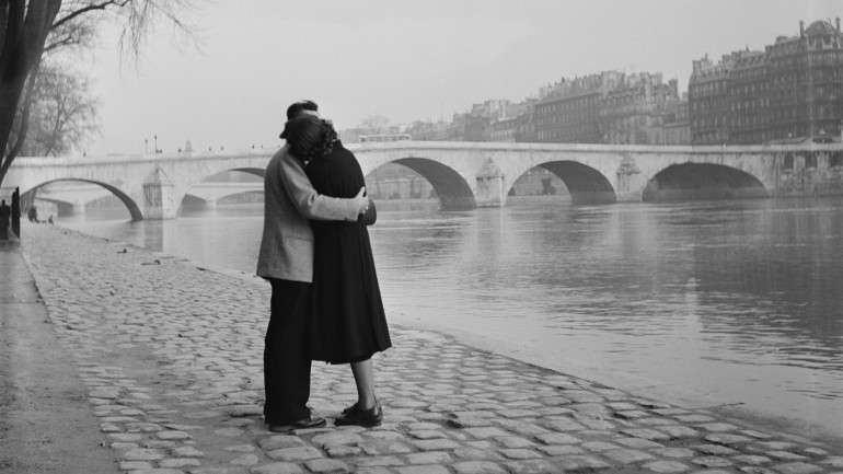 Paris continua a ser a cidade do amor. Mas com sotaque britânico, de preferência