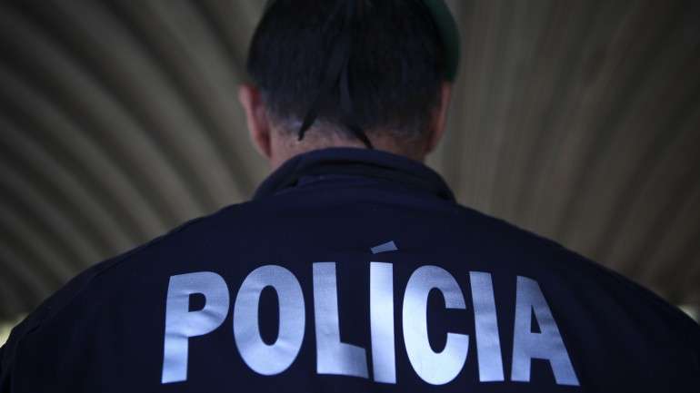 A PSP disse que disparou os tiros na sequência de uma carrinha da polícia ter sido apedrejada no bairro