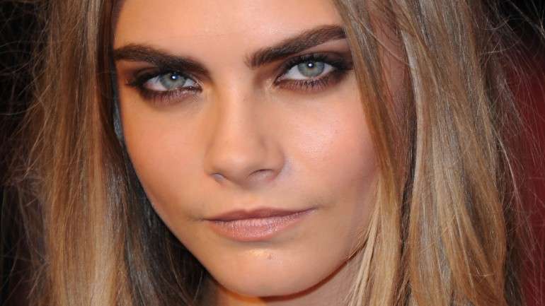 A modelo Cara Delevingne mostra o que são umas sobrancelhas com atitude -- e lançou uma nova tendência por causa disso.