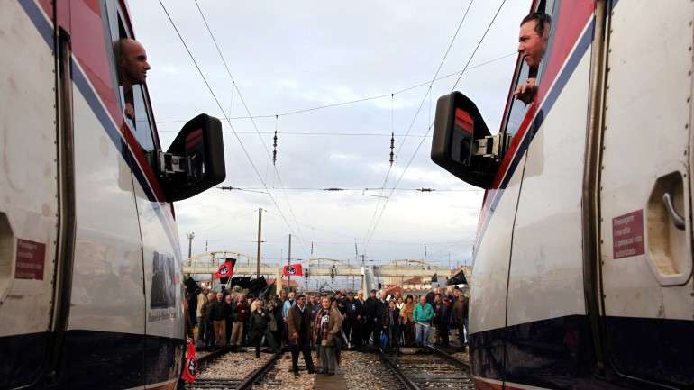 Várias centenas de trabalhadores ferroviários manifestaram-se em frente à sede da CP