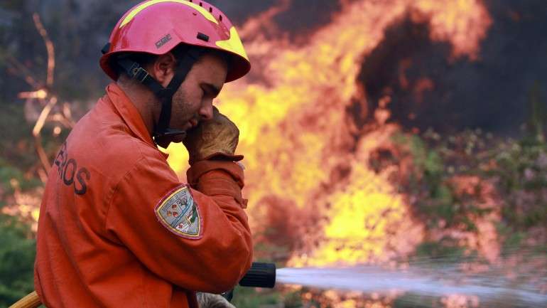 Do incêndio resultaram sete feridos ligeiros – cinco funcionários e dois bombeiros, um dos quais foi transferido para o hospital de Vila Franca de Xira.
