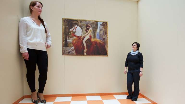 O quarto de Ames, cujas paredes não são paralelas, dão a ilusão de que as mulheres têm tamanhos muito diferentes