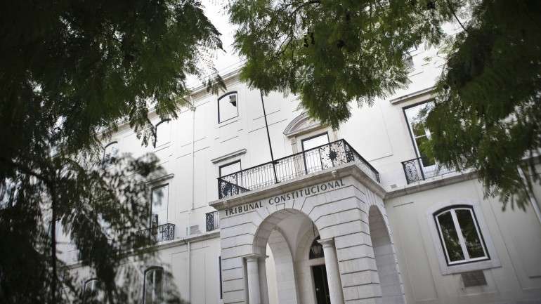 O artigo 17.º da Constituição funciona como articulador entre os dois tipos de direitos consagrados pela Constituição