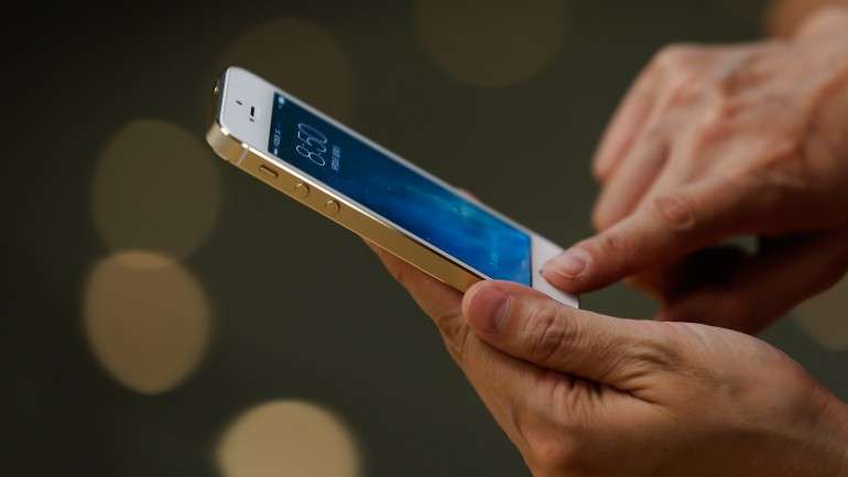 O aparelho liga-se, pela saída de áudio, ao smartphone, que analisa os resultados e faz um diagnóstico em 15 minutos