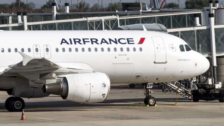 Avião aterrou às 12h20 em Manchester por motivos técnicos, tendo os passageiros sido informados de que iriam prosseguir viagem às 14h20