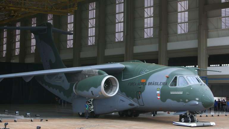 KC-390 poderá ser usado para o transporte e lançamento de cargas e tropas, reabastecimento aéreo, busca e resgate e combate a incêndios florestais