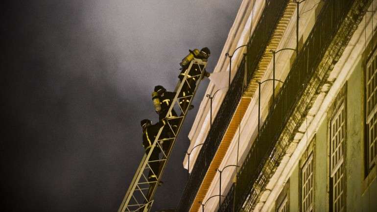Seis viaturas do Regimento de Sapadores Bombeiros de Lisboa estiveram no local