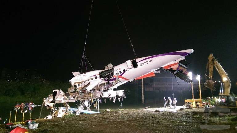 Os pilotos mantiveram-se agarrados aos comandos até ao fim
