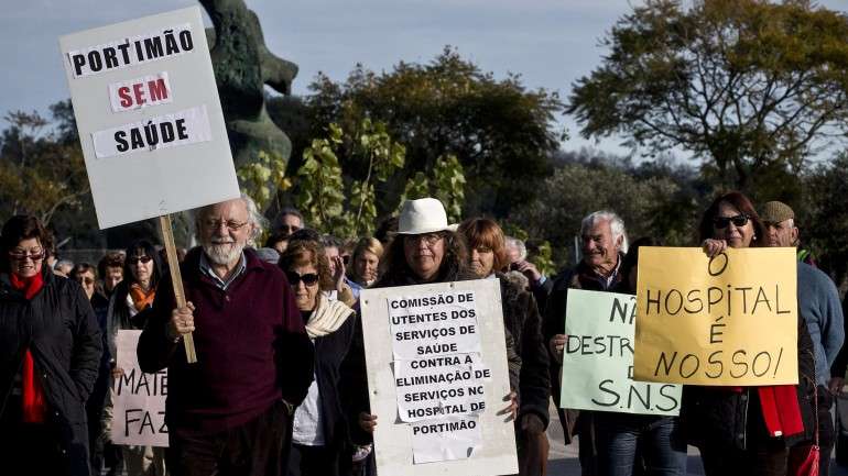 A concentração foi promovida pela Comissão de Utentes da Saúde de Portimão