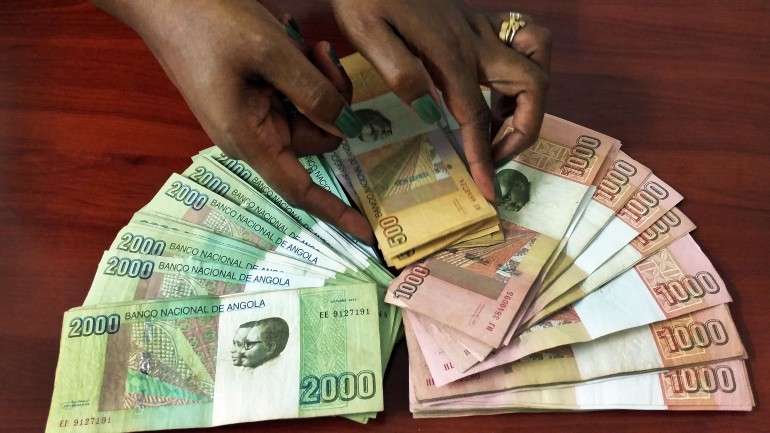 Queda no preço do petróleo vai obrigar a um corte de 25% nas despesas correntes do Estado angolano