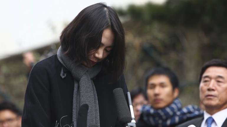 Cho Hyun-ah, de 40 anos, foi condenada por um tribunal de Seul por ter infringido as regras de segurança aérea