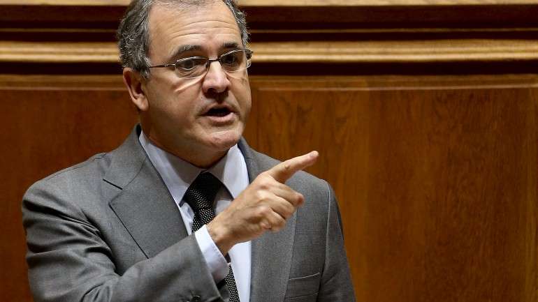 O ministro afirmou que "seria muito importante que o PS desse um sinal de previsibilidade fiscal àqueles que querem investir em Portugal"