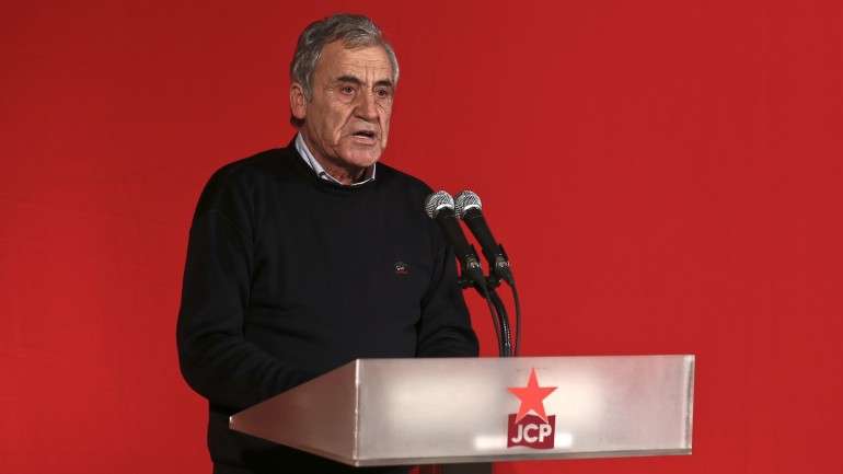 Jerónimo falou perante cerca de uma centena de jovens do ensino secundário a quem chamou de "netos de Abril"