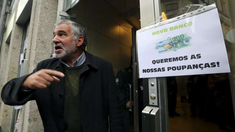Instalações do Novo Banco, na Rua do Souto, centro de Braga, foram invadidas por volta das 11 da manhã