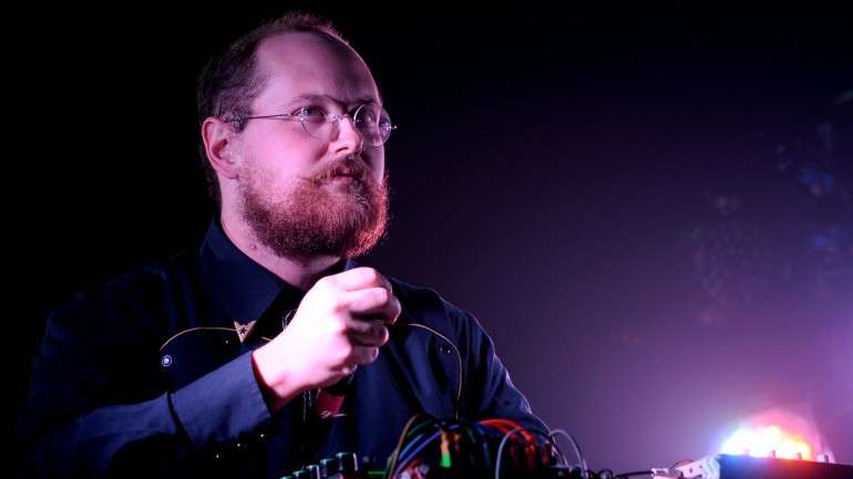 O novo álbum de Dan Deacon sai dia 23 de fevereiro