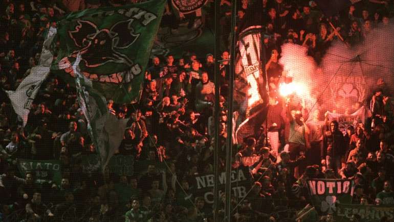 No passado domingo, adeptos do Panathinaikos atiraram tochas, projeteis e vários objetos para o relvado do estádio Apostolos Nikolaidis, onde o Panathinaikos venceu (2-1) o rival Olympiakos