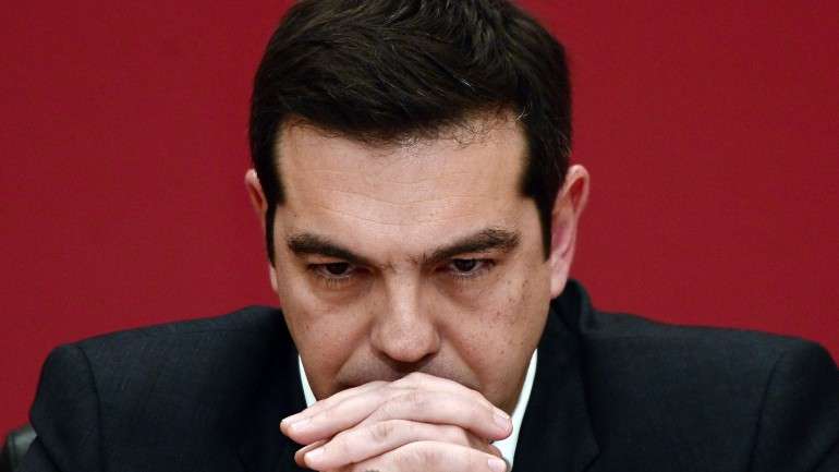 Tsipras cedeu à pressão do Eurogrupo. Agora, sobe a pressão dentro de portas.