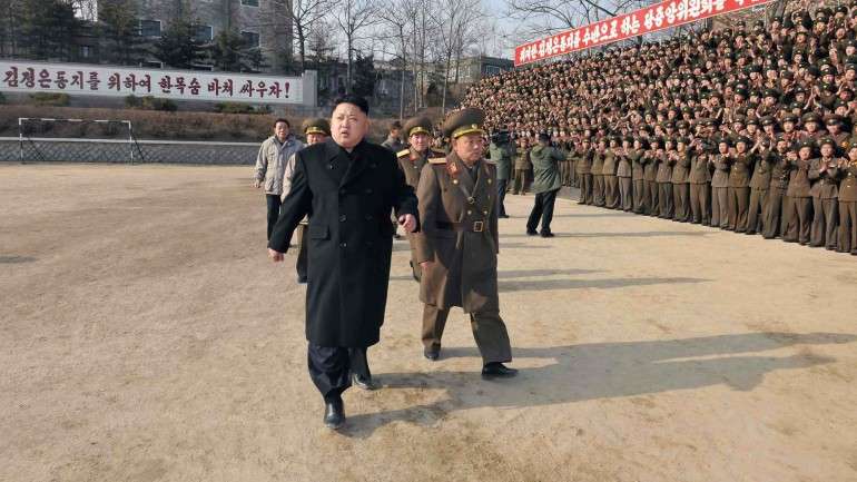 Kim Jong-un continua a mostrar-se desconfiado face aos militares norte-coreanos
