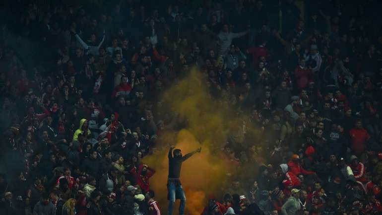 No final do dérbi de domingo, que terminou num empate (1-1) entre Sporting e Benfica, os adeptos encarnados lançaram "artefatos pirotécnicos" contra apoiantes do clube de Alvalade