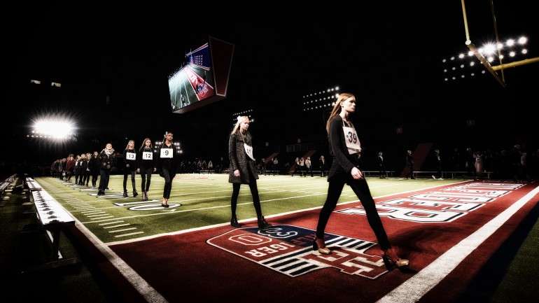 Tommy Hilfiger festejou os 30 anos da marca transformando a passerelle num estádio de futebol americano